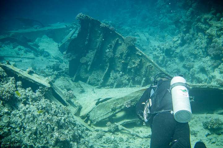 Taucher am Wrack bei Abu Ramada South Hurghada im Roten Meer – Unterwasseraufnahme eines Tauchgangs in Ägypten