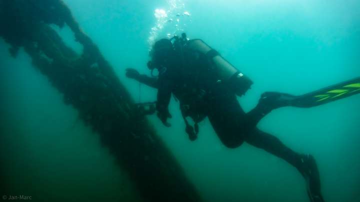 Taucher am Förderband im Kreidesee Hemmoor