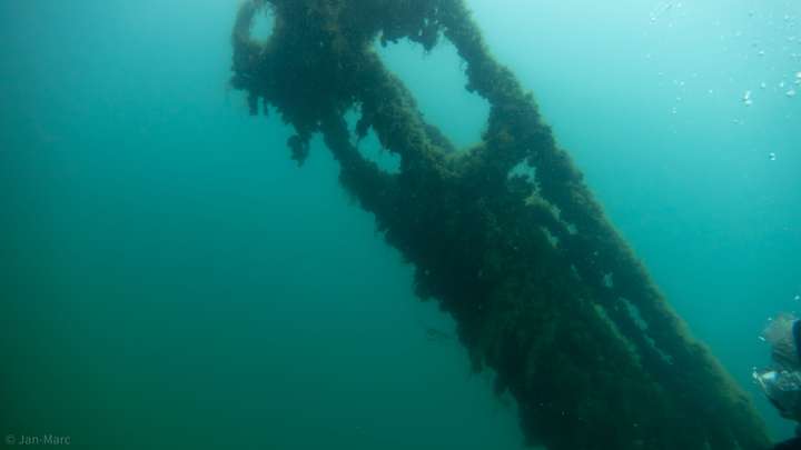 Förderband unter Wasser im Kreidesee Hemmoor