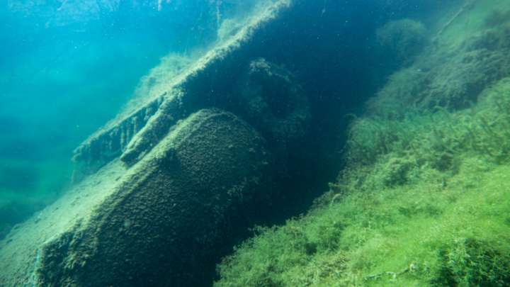 Tauchen im Kreidesee Hemmoor – versunkenes Transportfahrzeug unter Wasser
