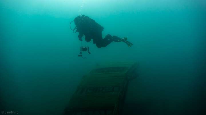 Tauchen im Kreidesee Hemmoor – versunkener Steg unter Wasser