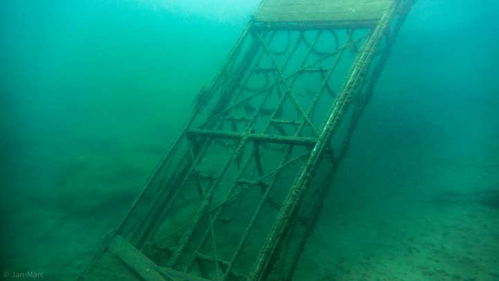 Tauchen im Kreidesee Hemmoor – versunkener Steg unter Wasser