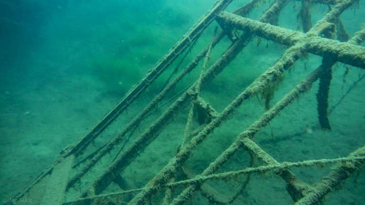 Tauchen im Kreidesee Hemmoor – versunkener Steg unter Wasser