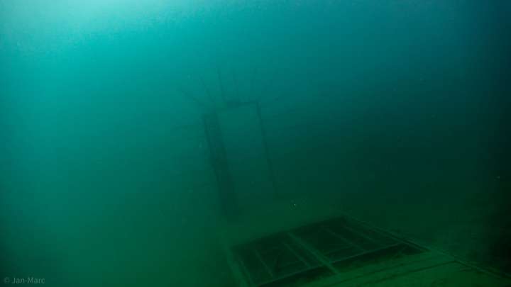 Tauchen im Kreidesee Hemmoor – schwebender Reifen auf 10 Metern Tiefe