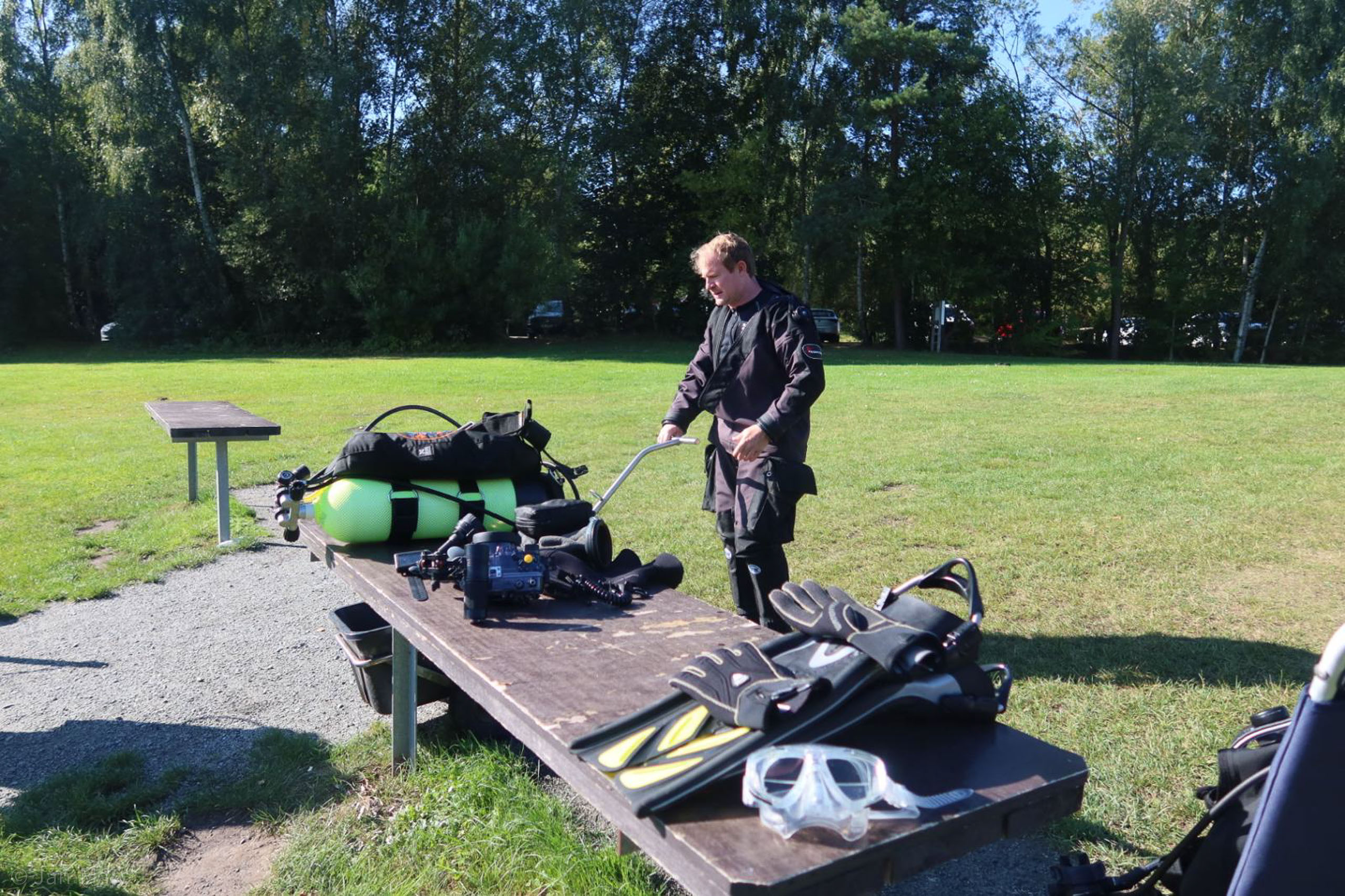 Vorbereitung zum Tauchgang im Kreidesee Hemmoor – Taucher rüstet sich am Ufer mit Ausrüstung aus