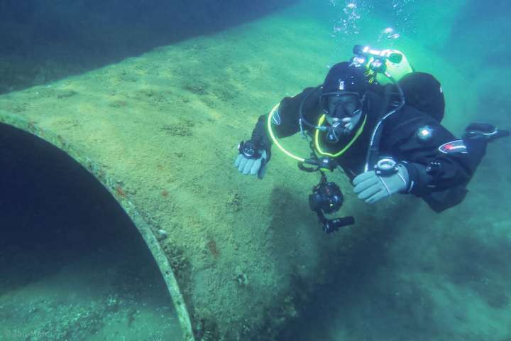 Tauchen im Kreidesee Hemmoor – Taucher bei einer Röhre unter Wasser