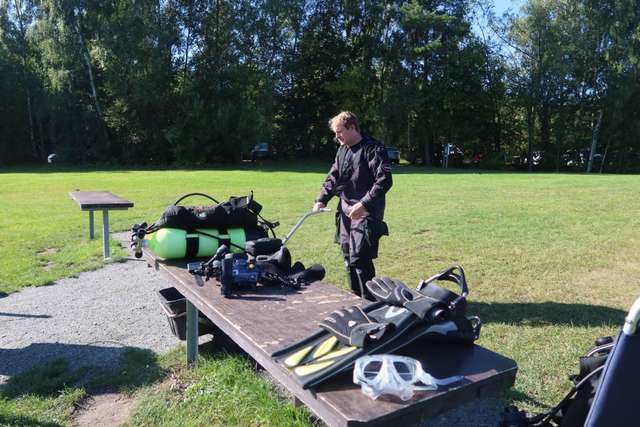 Vorbereitung zum Tauchgang im Kreidesee Hemmoor – Taucher rüstet sich am Ufer mit Ausrüstung aus