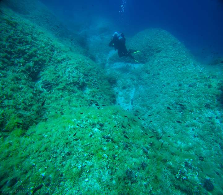 Taucherblick auf eine wundervolle Unterwasser-Hügellandschaft bei Murter.