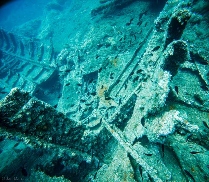 Unterwasseraufnahme der Überreste eines gesunkenen Schiffs bei Murter