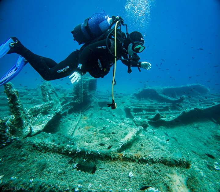 Taucher mit Leihausrüstung während eines Tauchgangs vor Murter, Kroatien