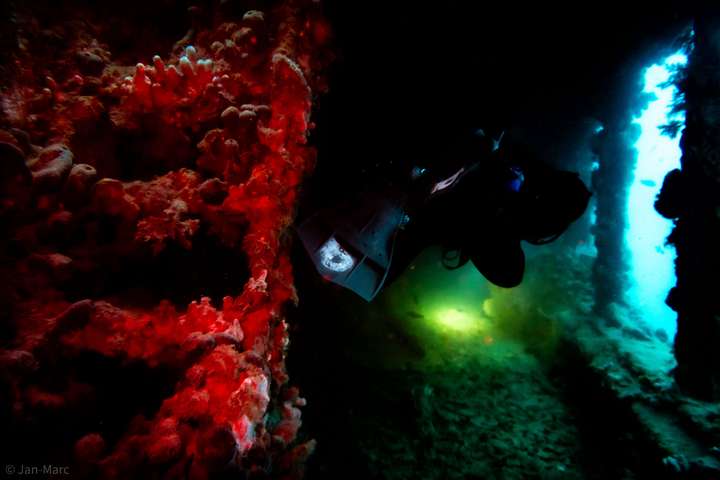 Unter dem Hauptdeck des Wracks eröffnen sich spannende Einblicke für Taucher