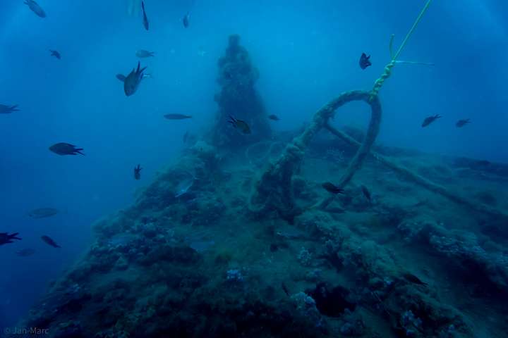 der Bug des Schiffswracks ist für Taucher besonders eindrucksvoll sichtbar.